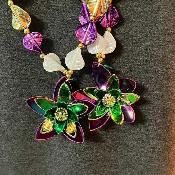 Mardi Gras Flower Beads (2) - Picture 2 of 6